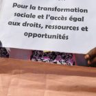 Femme tenant une affiche lors du FSM à Dakar © Marie Devers/Genre en action