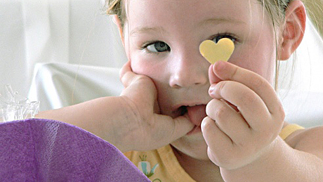 Fillette et cœur © La Photo libre