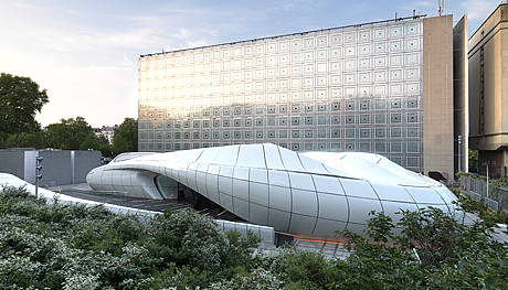 Le Mobile Art de Zaha Hadid sur le parvis de l'IMA. © François Lacour / IMA