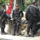 Forces de l'ordre dans un jardin public à Puebla © Guitté Hartog