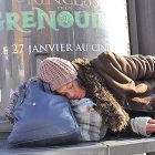 Femme dormant dans la rue © marcovdz