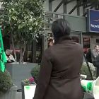 Des grévistes devant le Novotel Paris-Les Halles (capture d'une vidéo)