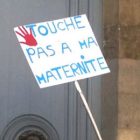 Pancarte "Touche pas à ma maternité"