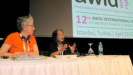 De gauche à droite : Claudie voué, présidente de Genre en action et Naila Kabeer, professeure à SOAS à Londres. © Rosie Westerveld