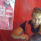 Christina, coiffeuse sous tente à Caracas. © Annette Vazelle