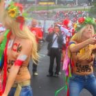 Manifestation des féministes ukrainiennes Femen devant le stade national de Varsovie.