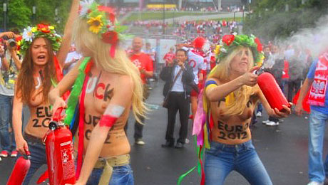 Manifestation des féministes ukrainiennes Femen devant le stade national de Varsovie.