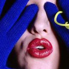 Femme aux gants bleus © La Photo libre