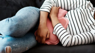 Femme souffrant à cause de ses douleurs menstruelles