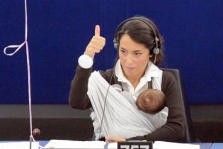 Lire la suite à propos de l’article Plus de droits pour les pères et les mères en Europe