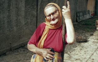 Lire la suite à propos de l’article Dans l’objectif de Dana Cojbuc, les mamies sont sexy