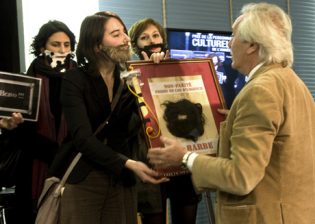 Lire la suite à propos de l’article Le patron de Radio France distingué par La Barbe