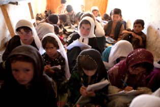 Lire la suite à propos de l’article Des ONG alertent sur la baisse des aides pour l’éducation des filles en Afghanistan