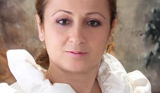 Lire la suite à propos de l’article Adelina Farrici élue maire de Burrel, petite ville conservatrice d’Albanie