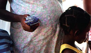 Lire la suite à propos de l’article Accouchements à même le sol, viols et sexe contre nourriture dans les camps d’Haïti