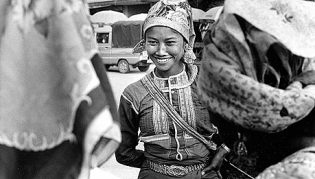 Lire la suite à propos de l’article Femmes du monde en noir et blanc de Raphaël de Casabianca