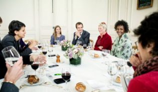 Lire la suite à propos de l’article Najat Vallaud-Belkacem reçoit Waris Dirie, la « Fleur du désert »