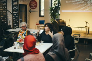 Lire la suite à propos de l’article Le combat acharné et quotidien de Mimouna Hadjam, porte-parole d’Africa 93, contre les discriminations racistes et sexistes