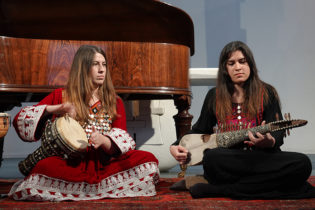 Lire la suite à propos de l’article Eva et Donna Nassery : « pour éviter de risquer leur vie, les musiciennes, et les musiciens également, vont devoir se convertir »