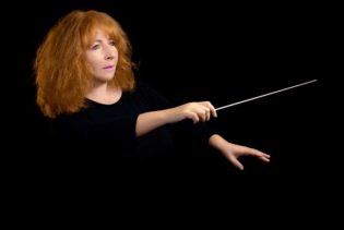 Lire la suite à propos de l’article Alessandra Vittini : «Un jour je me suis dit, oui, cheffe d’orchestre, ça peut être un métier de femme !»