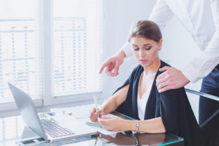 Lire la suite à propos de l’article Une petite entreprise transformée en harem par un violeur multirécidiviste