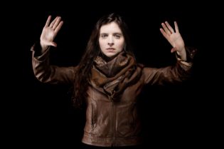 Lire la suite à propos de l’article Typhaine D : “ Mon crime est de démasculiniser la langue, c’est un acte de résistance ”