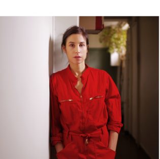 Lire la suite à propos de l’article Anne Azoulay : « Le regard sur nous, les comédiennes, doit changer et nous devons reconnaître notre capacité créatrice énorme ! »
