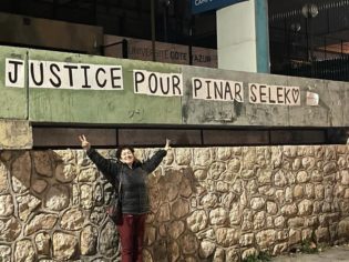 Lire la suite à propos de l’article Pinar Selek : « Je suis fatiguée de ce procès qui dure depuis 25 ans »