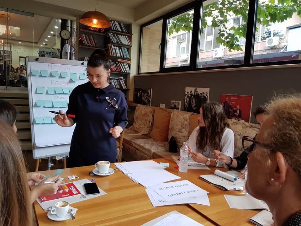 You are currently viewing Arlinda Shehu : « Les Albanaises doivent s’éduquer elles-mêmes pour changer la réalité et devenir les promotrices du changement »