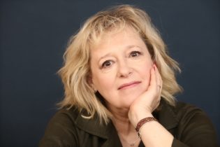 Lire la suite à propos de l’article Blandine Metayer : « les femmes développent après 50 ans un super pouvoir : elles deviennent invisibles »