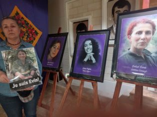 Lire la suite à propos de l’article Berivan Firat : « Les femmes kurdes … ont une armée d’auto défense »
